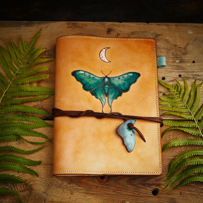 Notebook-omslag med Luna Moth • Notebook-läder A5